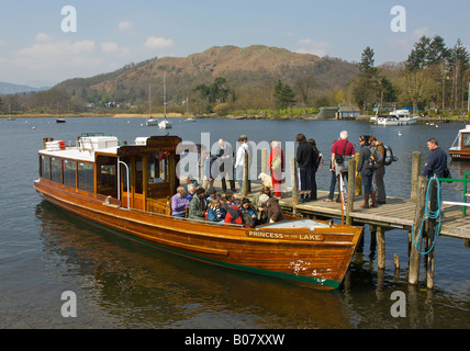 Imbarco passeggeri piacere cruiser, Principessa del lago, a Windermere, a Waterhead, Parco Nazionale del Distretto dei Laghi, Cumbria Regno Unito Foto Stock