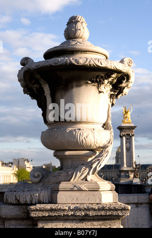 Statua vicino al Pont Alexandre III bridge, Parigi, Francia Foto Stock