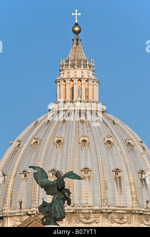 Angelo statua vicino a sant'angelo ponte di Roma. Sullo sfondo, la basilica di san pietro Foto Stock