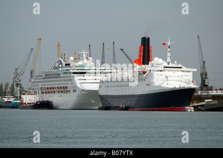 QE2 in procinto di partire per la sua ultima crociera vecchie e nuove navi da crociera del Porto di Southampton Southern England Regno Unito Foto Stock