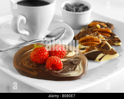 Il cioccolato al latte round con dadi e lampone Foto Stock