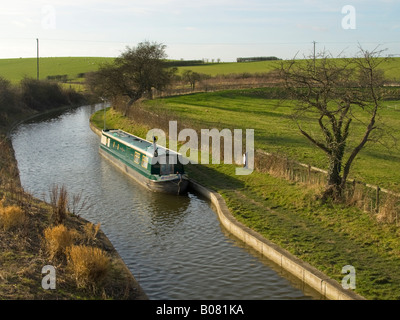 Narrowboat ormeggiato sul Wendover braccio del Grand Union Canal, Hertfordshire, Inghilterra, Regno Unito Foto Stock