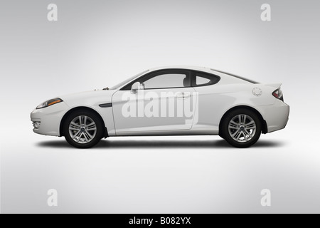 2008 Hyundai Tiburon GS in bianco - Driver Profilo laterale Foto Stock