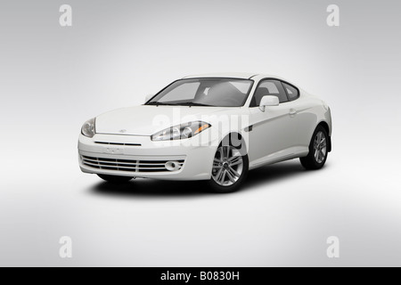 2008 Hyundai Tiburon GS in bianco - Vista anteriore angolare Foto Stock