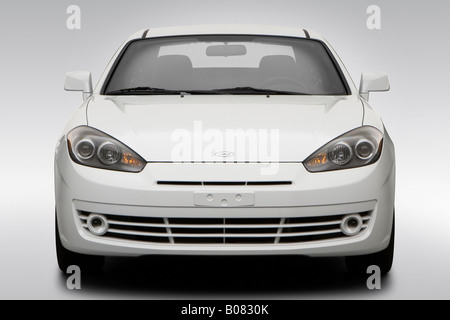 2008 Hyundai Tiburon GS in bianco - Bassa/ampia parte anteriore Foto Stock