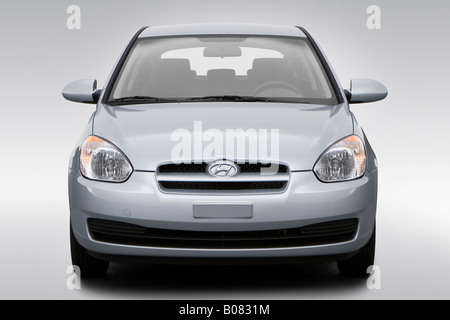 2008 Hyundai Accent GS in argento - Bassa/ampia parte anteriore Foto Stock