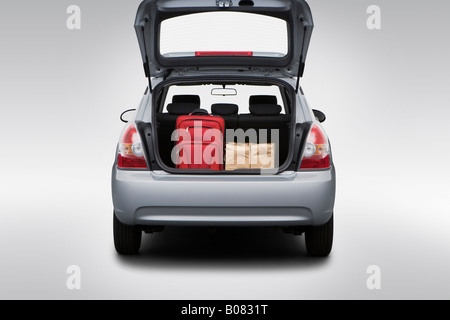 2008 Hyundai Accent GS in argento - i sostegni di trunk Foto Stock