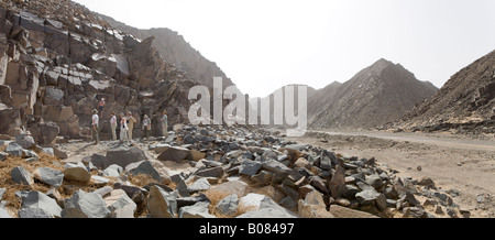 Panorama della moderna strada attraverso il Wadi Hammamat, il Deserto Orientale, Egitto, Nord Africa Foto Stock