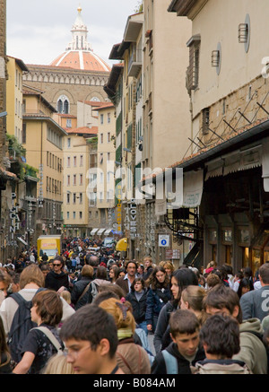 La folla di turisti sul Ponte Vecchio a Firenze Toscana con il Duomo sullo sfondo Foto Stock