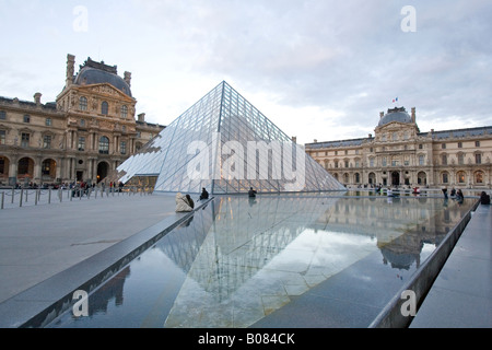 Il museo del Louvre e la piramide di vetro Parigi Francia Foto Stock