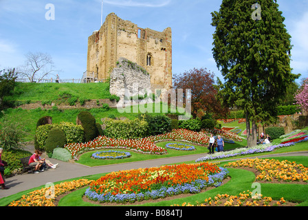 Guildford Castello e giardini in primavera, Castle Street, Guildford, Surrey, Inghilterra, Regno Unito Foto Stock