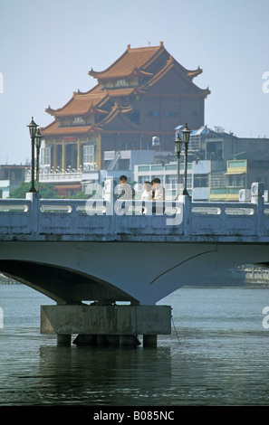 Tempio di Taiwan e ponte su Lotus Lago di Kaohsiung Foto Stock