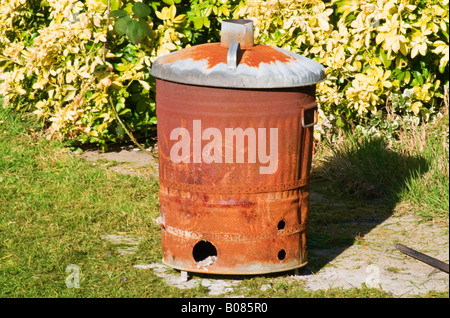 Inceneritore giardino, bruciando scarti da giardino Foto stock - Alamy