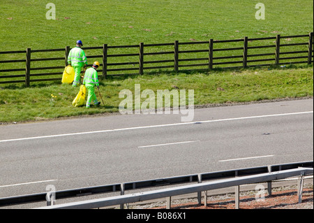 Consiglio lavoratori prelievo di lettiera sul lato dell'autostrada M74 a Lockerbie Scotland Regno Unito Foto Stock