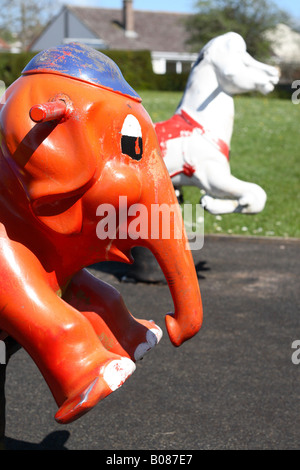 Parco giochi elefante e cavallo giocattolo attrezzature in giovani bambini Parco giochi Foto Stock