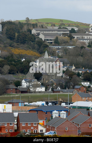 Chiesa Llanbadarn Aberystwyth con Coleg Ceredigion dietro Foto Stock