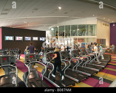 Architettura moderna palestra di lusso club sportivo in Breda Paesi Bassi con persone excercising Foto Stock