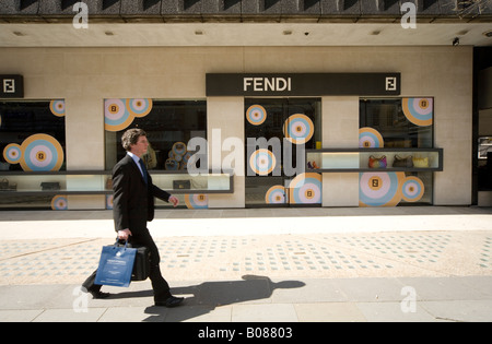 Shopper maschio in tuta passeggiate passato Fendi Shop tomaia Sloane Street Knightsbridge Foto Stock