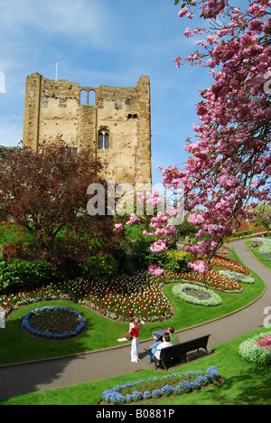 La Grande Torre e i terreni del Castello in primavera, Guildford, Surrey, Inghilterra, Regno Unito Foto Stock