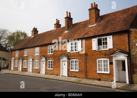 Fila di vecchi mattoni rossi casette a schiera su una strada vicino al centro della città Chichester West Sussex England Regno Unito Gran Bretagna Foto Stock