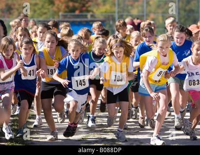 La via e il campo esecuzione di età 10 11 12 Foto Stock