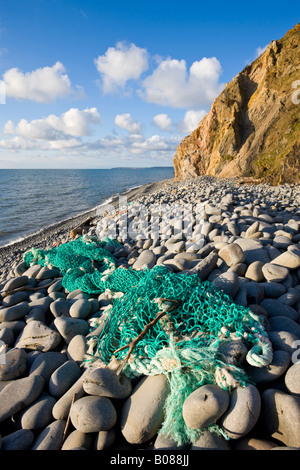 Lavato fino rete da pesca sulla spiaggia di ciottoli a Abbotsham in North Devon England Foto Stock