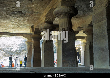 All'interno dell'isola Elephanta indù grotte del tempio dedicato al dio Shiva si trova a Mumbai India Maharashtra Foto Stock