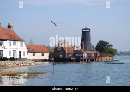 Royal Oak pub e Langstone Mill, Langstone, Hampshire, Inghilterra, Regno Unito Foto Stock