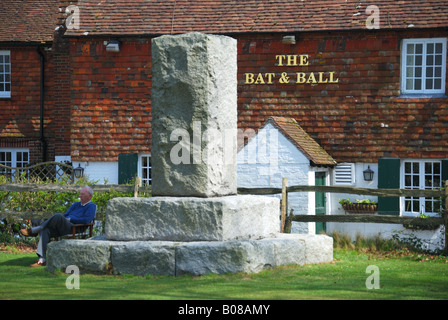 La Bat e la sfera Inn e il monumento di pietra, Broadhalfpenny giù, Hambledon, Hampshire, Inghilterra, Regno Unito Foto Stock