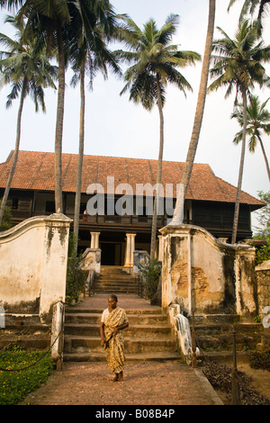 Donna che cammina sul percorso, Padmanabhapuram Palace, Padmanabhapuram, nei pressi di Thuckalay, Tamil Nadu, India Foto Stock