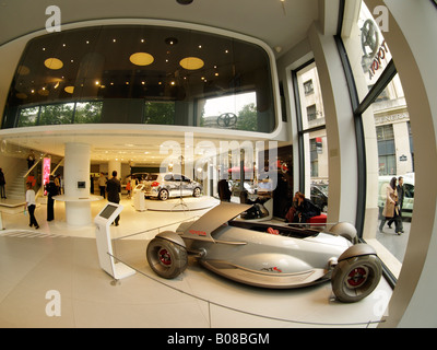 Concept car e vetture mostra in Toyota flagship store su Avenue des Champs Elysees di Parigi Francia Europa Foto Stock