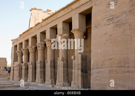 Oriente colonnato, e il Tempio di Philae, Isola di Isis, Agiliki, Aswan, Egitto Foto Stock