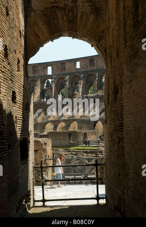 Colosseo Colosseo, Roma. Ingressi del gateway per i livelli di posti a sedere Foto Stock