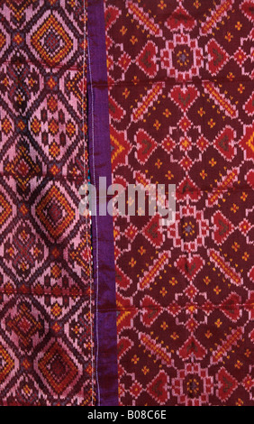 India Gujerat Rann di Kutch artigianato Ningad Harijan Village La seta patola tessiture ikat mostrando da Dharamshi Maheshwari tessitore master Foto Stock