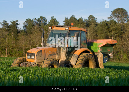 Renault trattore e dello spandiconcime, Francia. Foto Stock