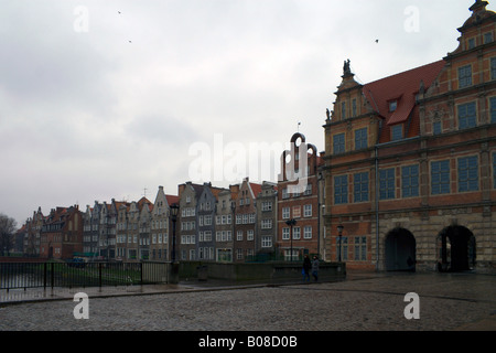 Guardando verso il cancello verde, un ingresso per la Città Vecchia di Gdansk (Danzica), Polonia. Foto Stock