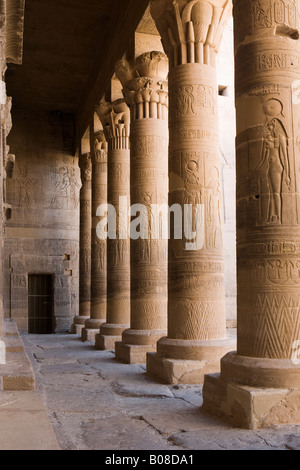 Oriente colonnato, e il Tempio di Philae, Isola di Isis, Agiliki, Aswan, Egitto Foto Stock