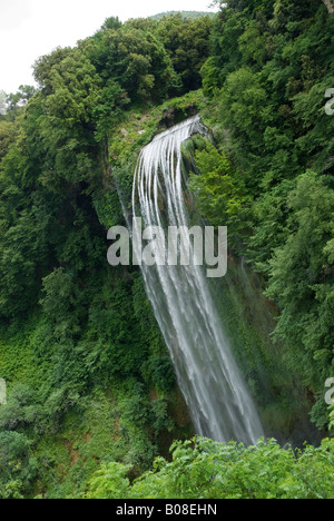 Cascata delle Marmore (Cascata delle Marmore's cade) è un uomo fatto cascata creata dagli antichi romani. Foto Stock