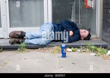 Senzatetto uomo addormentato nel centro di Londra Foto Stock