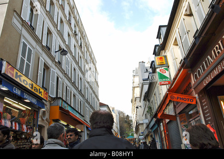 Una trafficata strada turistica a Montmartre, Parigi Foto Stock