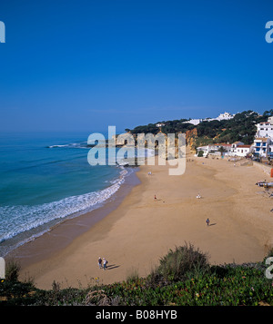 Il villaggio è piccolo e il villaggio di pescatori di Olhos de Agua in Algarve Foto Stock