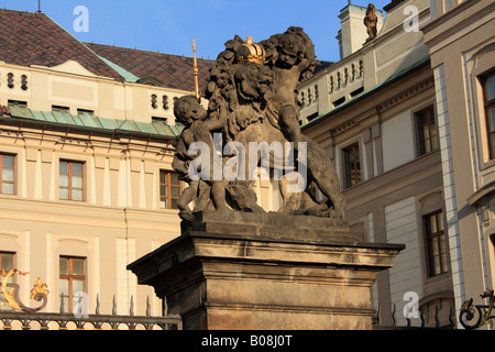 Coppia di putti rococò giocare con un leone sul Castello di Praga cancello Foto Stock