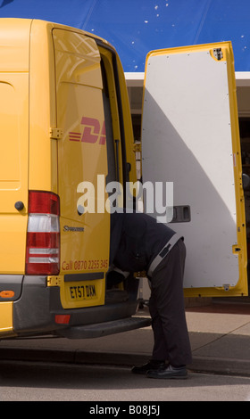 L uomo lo scarico di DHL Delivery Van Foto Stock