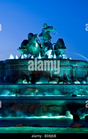 La spettacolare Fontana Gefion di notte, Frederiksstaden, Copenaghen, Danimarca, Europa Foto Stock