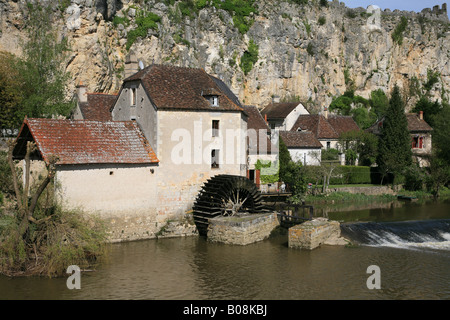 Angoli sur l'Anglin il bellissimo borgo medievale a Vienne, Poitou-Charentes, Francia. Foto Stock