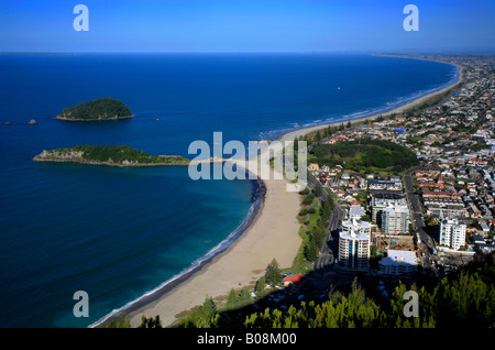 Mount Maunganui town, Western Baia di Planty, Nuova Zelanda dalla cima del monte (Mauao), guardando a sud lungo la costa verso Papamoa. Foto Stock