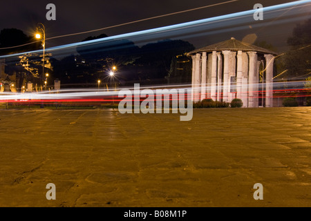 Auto sentieri di luce in Italia a Roma che si affaccia su un monumento Foto Stock