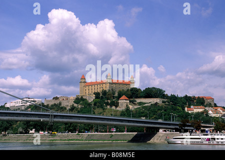 Slovacchia, Bratislava, fiume Danubio, ponte SNP e castello Foto Stock