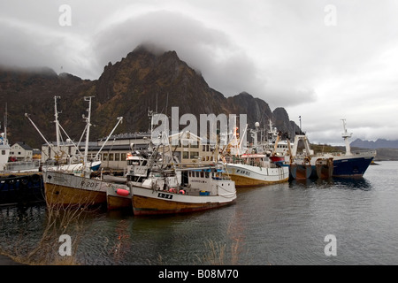 Barche da pesca su una banchina a Svolvaer, Lofoten, Norvegia Foto Stock