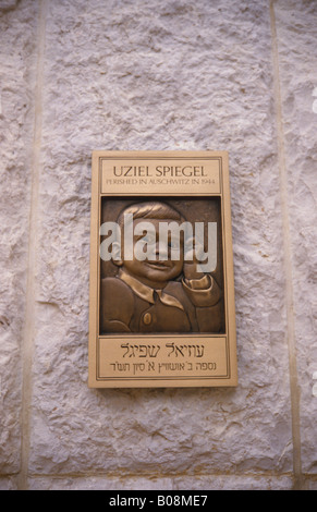 Lapide commemorativa Uziel Spiegel, Yad Vashem di Gerusalemme, Israele, Medio Oriente Foto Stock